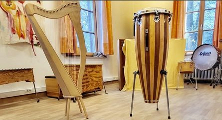 Harfe und Bongo in einem Musikzimmer