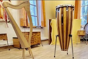 Harfe und Bongo in einem Musikzimmer